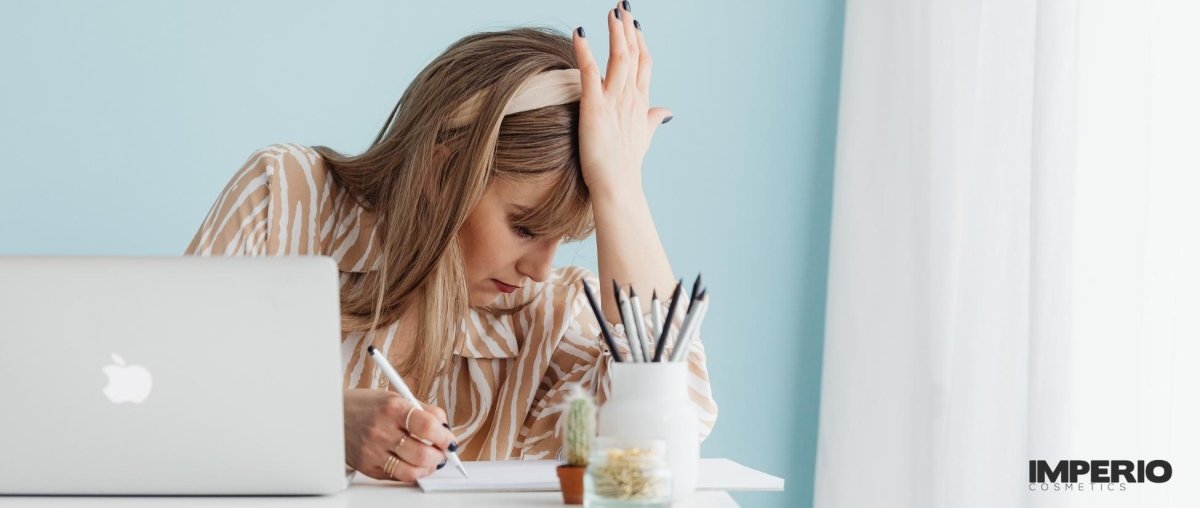 Hilfe! Mir fallen die Haare aus! 7 Faktoren für plötzlichen Haarausfall - IMPERIO COSMETICS