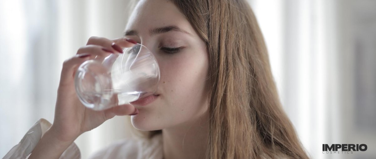 Zu wenig trinken: Haarausfall durch Flüssigkeitsmangel? - IMPERIO COSMETICS