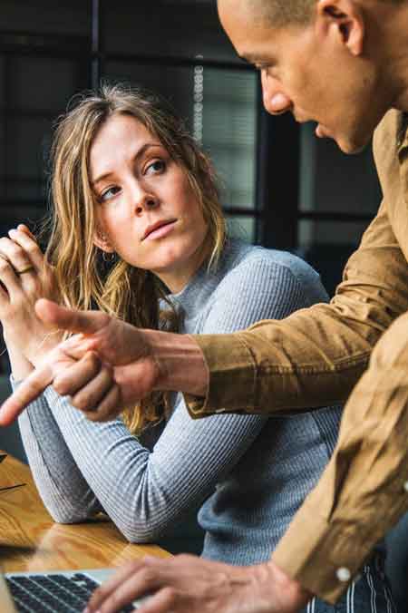 ERWACHSENE-ARBEIT-DISKUTIEREN-STREIT-HAARAUSFALL-DURCH-STRESS-IMPERIO COSMETICS