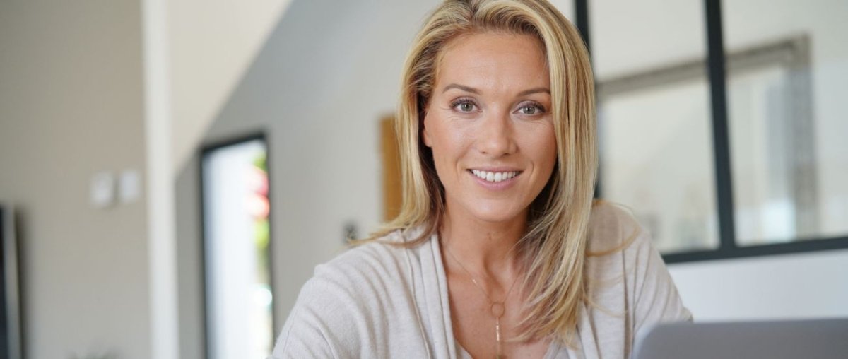 Geheimratsecken bei Frauen - IMPERIO COSMETICS